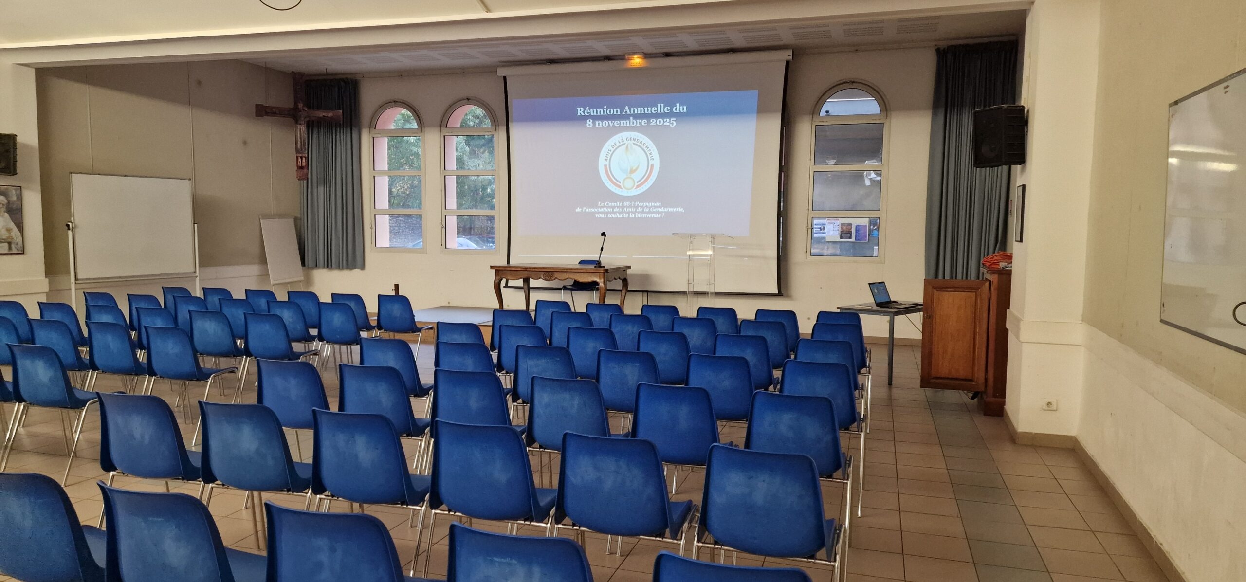 salle 80 personnes vide avant assemblée générales